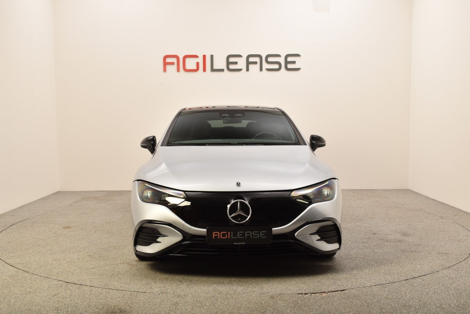 Sølv Mercedes EQE350 fra 2023