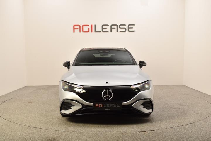 Sølv Mercedes EQE350 fra 2023