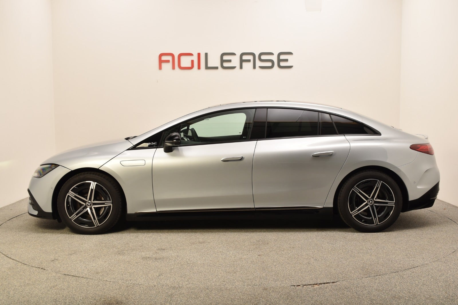 Sølv Mercedes EQE350 fra 2023