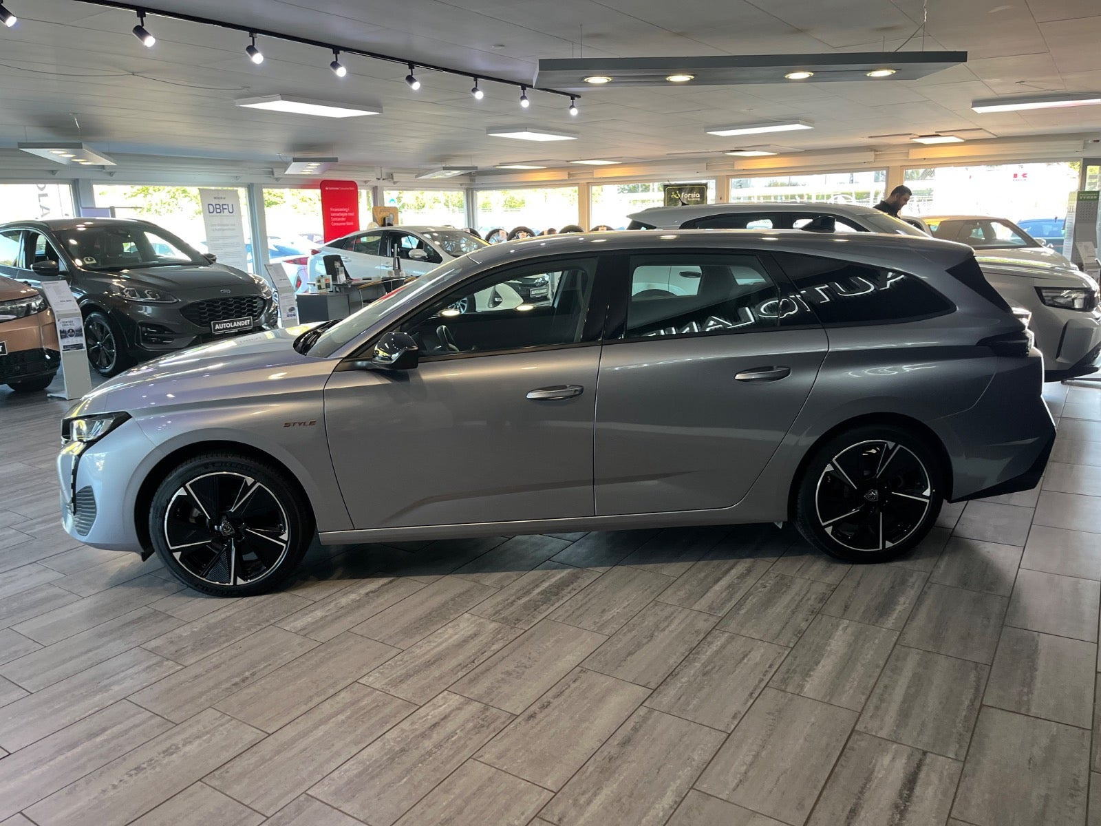 Grå Peugeot E-308 fra 2025