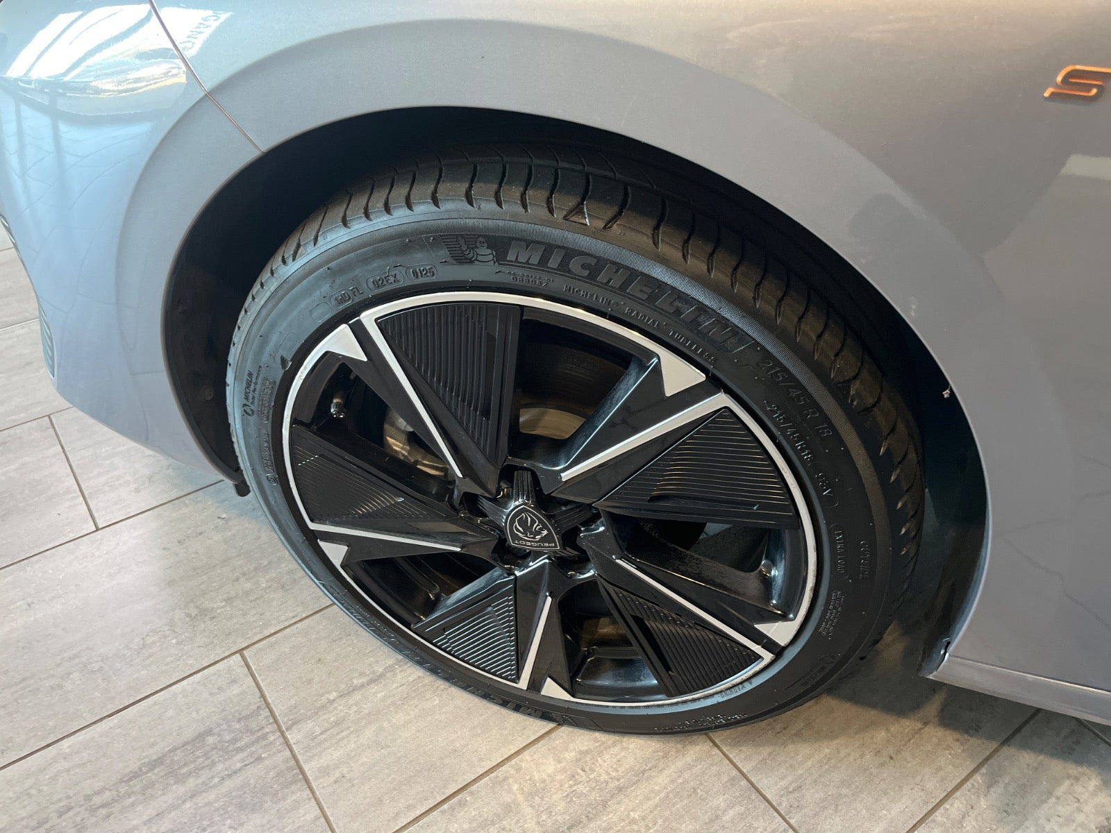 Grå Peugeot E-308 fra 2025