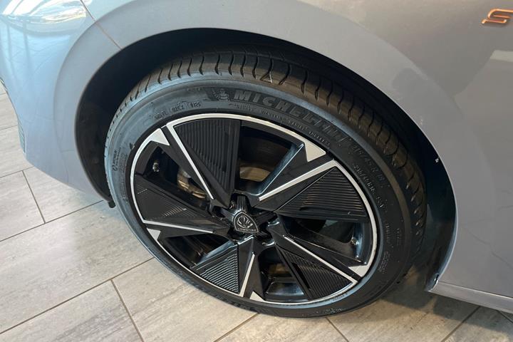 Grå Peugeot E-308 fra 2025