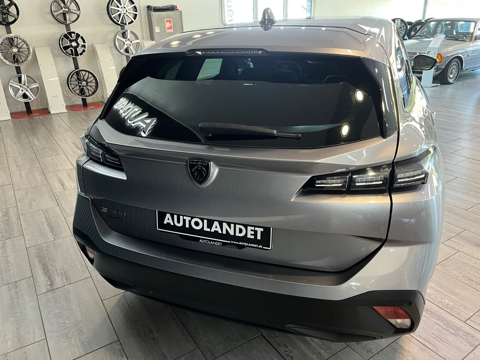 Grå Peugeot E-308 fra 2025