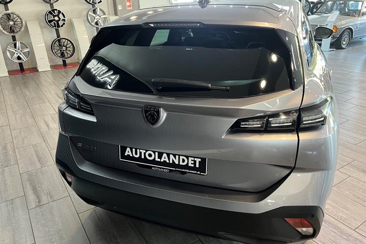 Grå Peugeot E-308 fra 2025