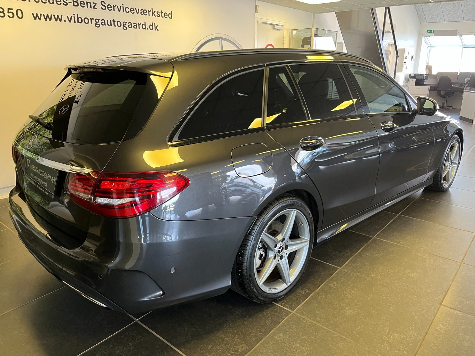 Grå Mercedes C220 d fra 2021