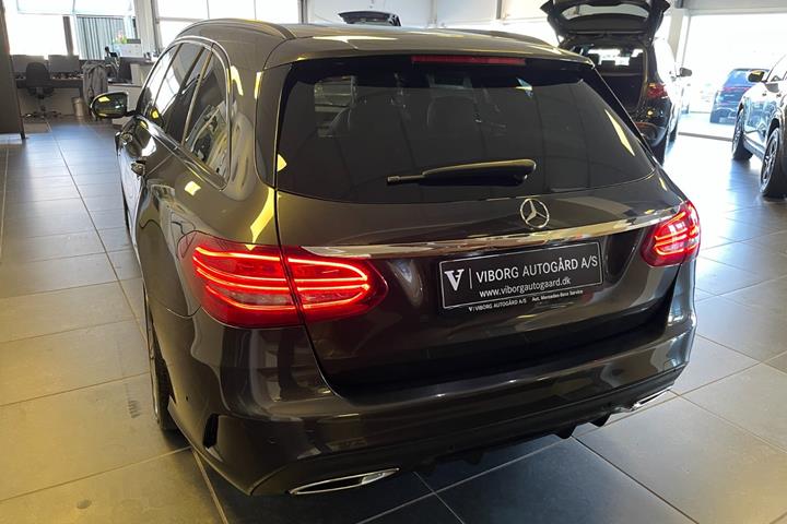 Grå Mercedes C220 d fra 2021