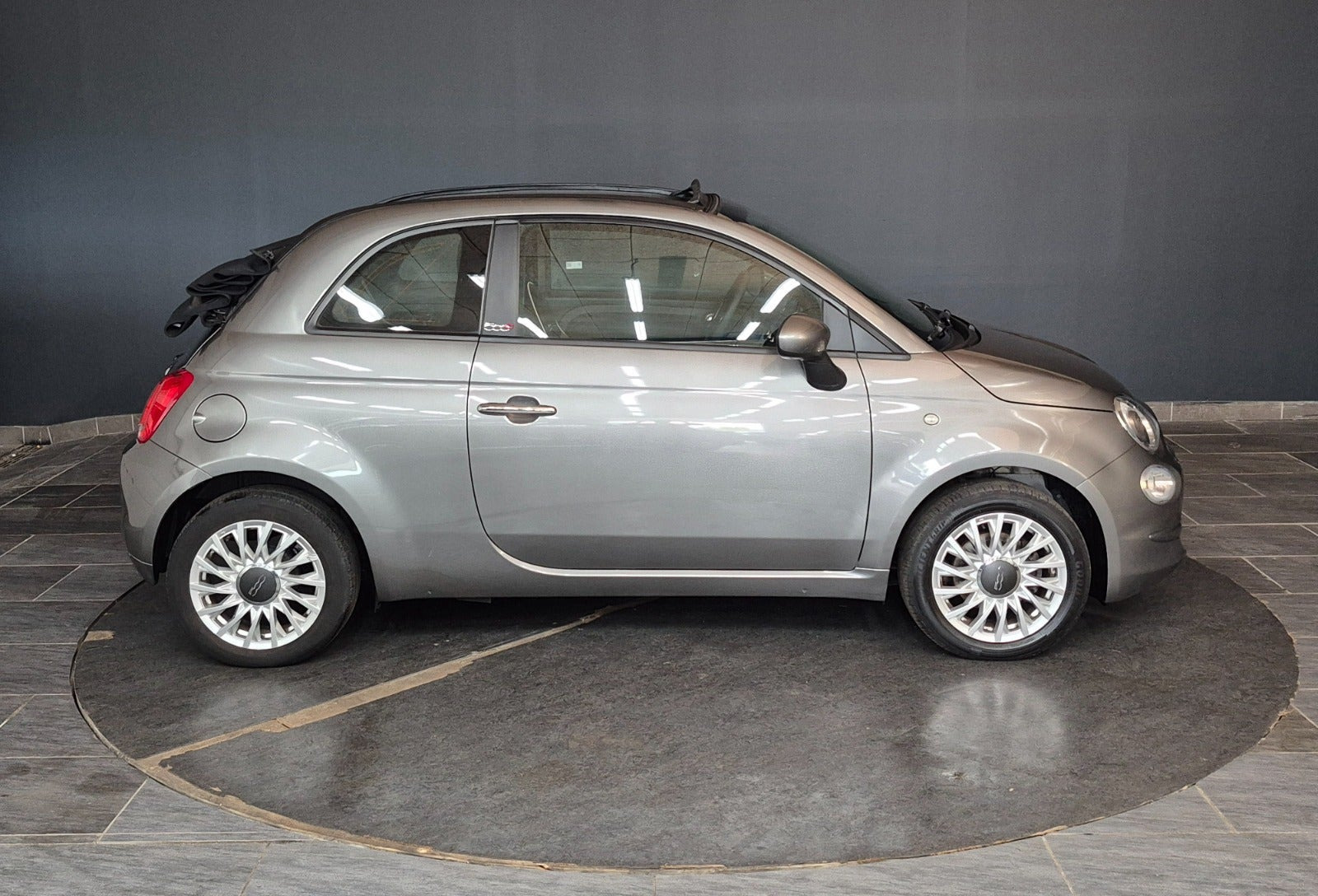 Grå Fiat 500C fra 2021