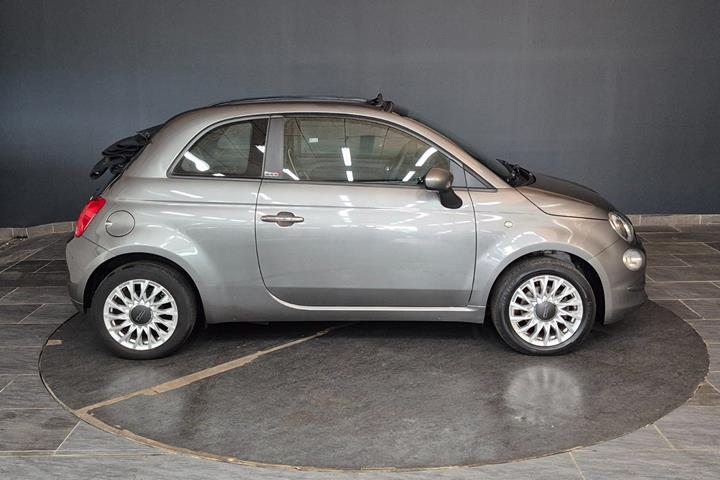 Grå Fiat 500C fra 2021