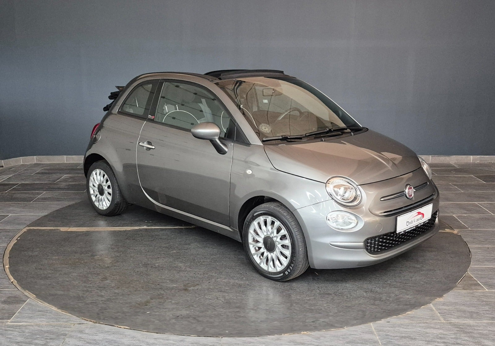 Grå Fiat 500C fra 2021