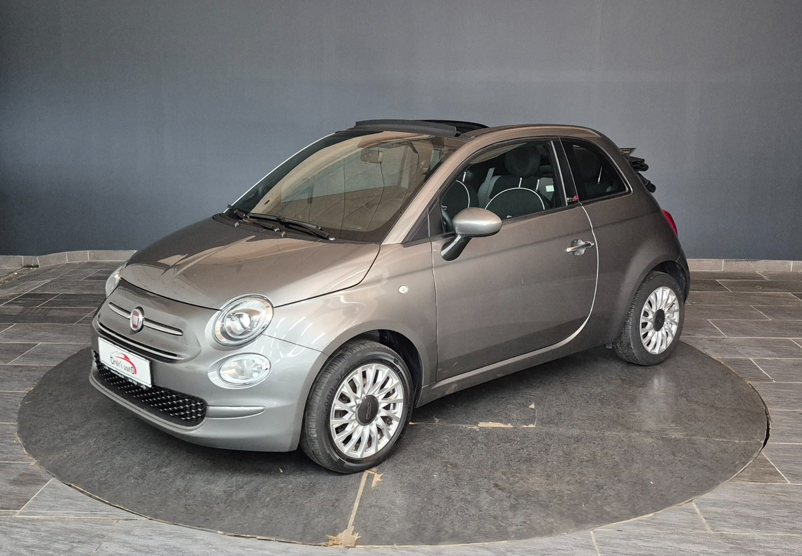Grå Fiat 500C fra 2021