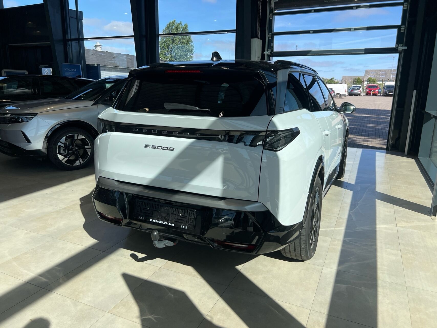 Hvid Peugeot e-5008 fra 2025