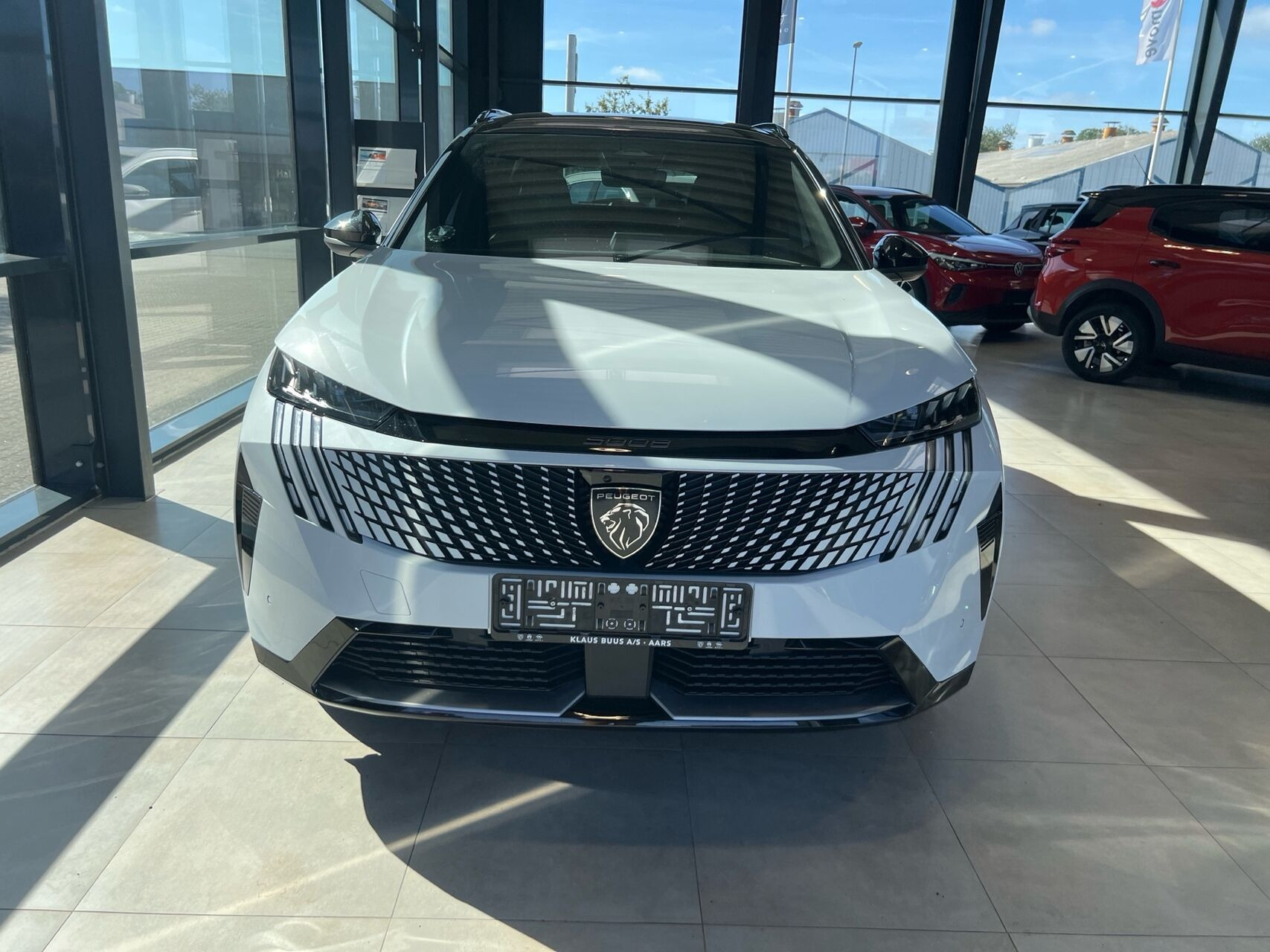 Hvid Peugeot e-5008 fra 2025