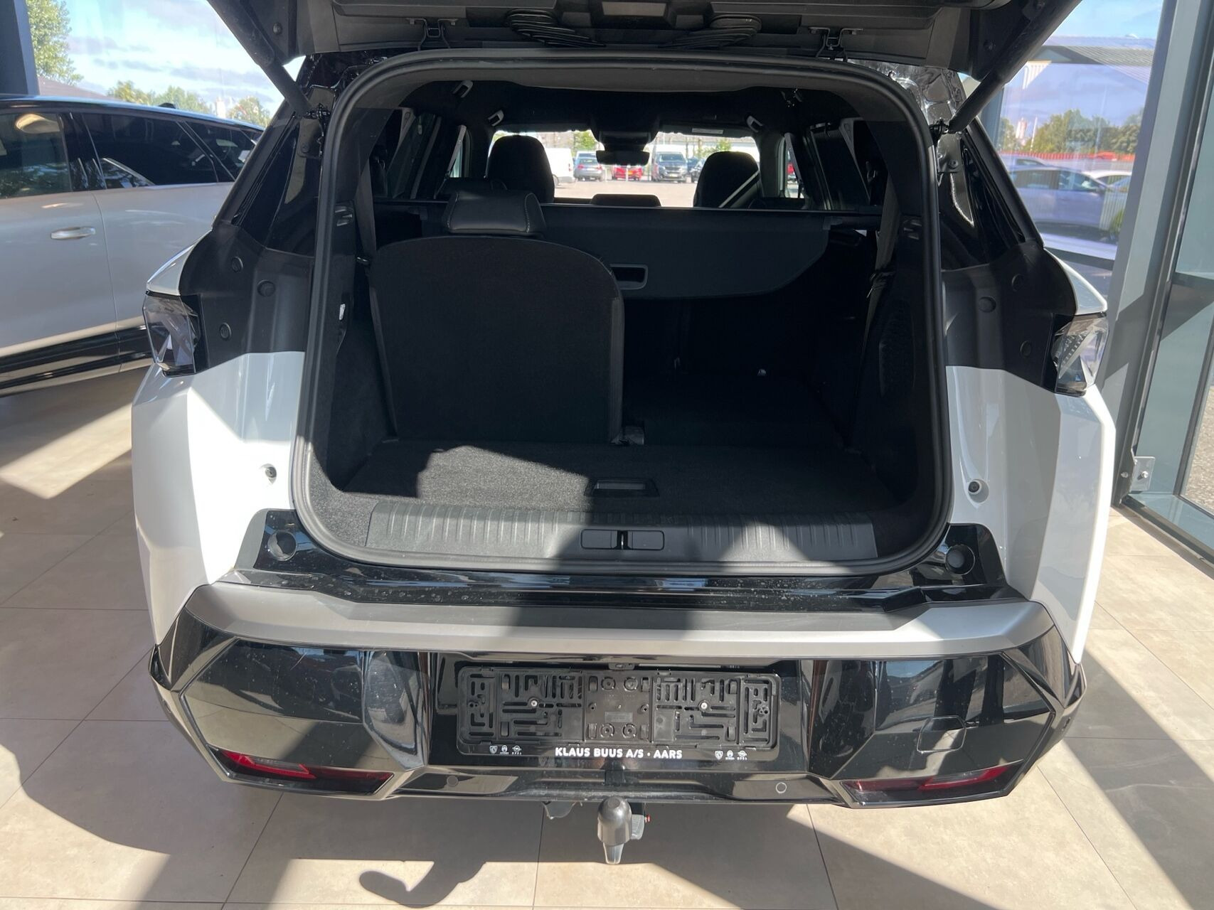 Hvid Peugeot e-5008 fra 2025
