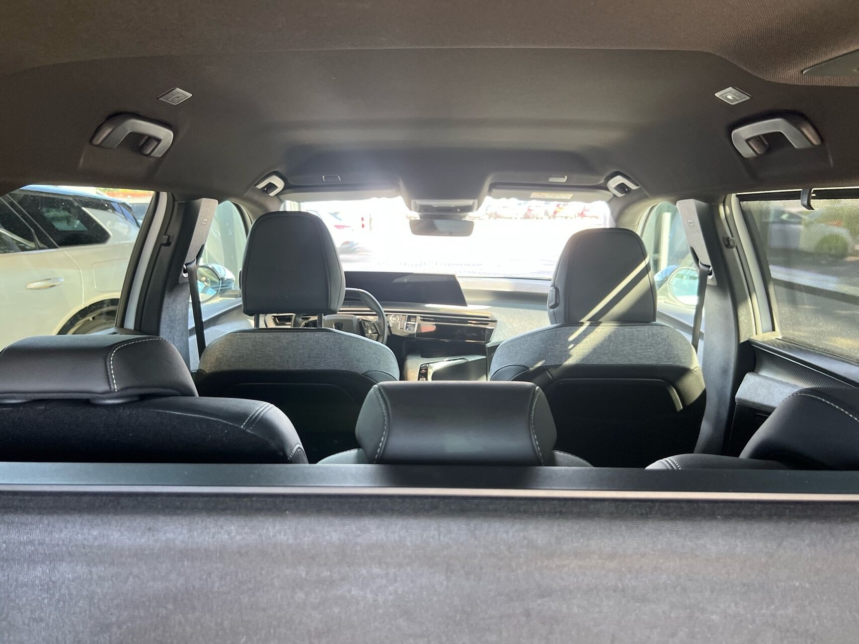 Hvid Peugeot e-5008 fra 2025