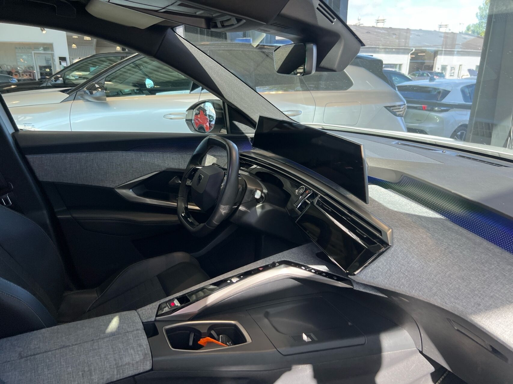 Hvid Peugeot e-5008 fra 2025