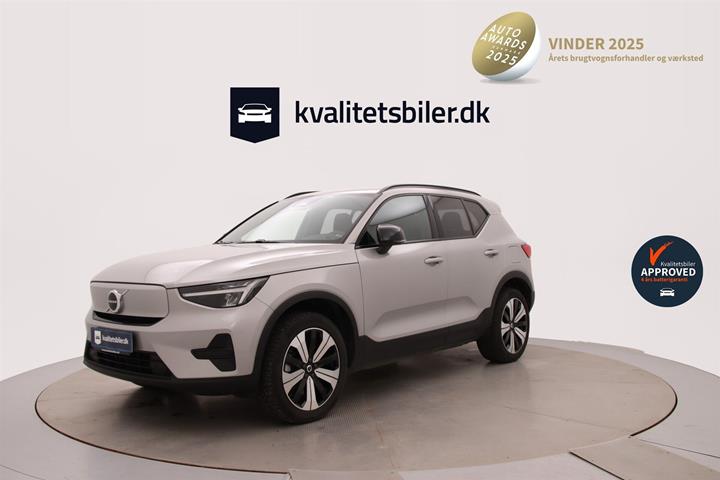 Sølv Volvo XC40 fra 2023 set udefra
