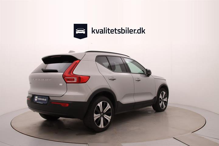 Sølv Volvo XC40 fra 2023