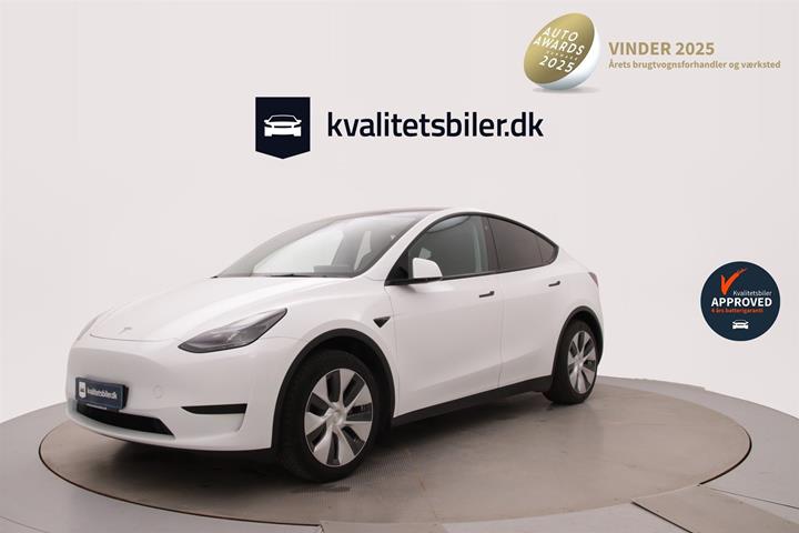 Hvid Tesla Model Y fra 2023