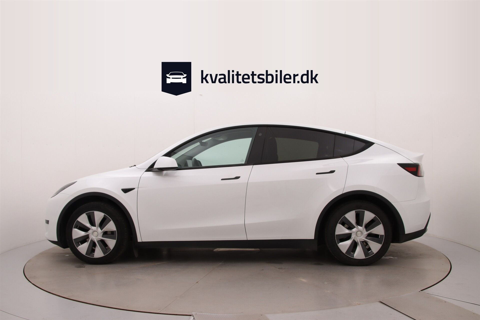 Hvid Tesla Model Y fra 2023