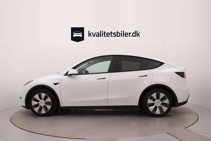 Hvid Tesla Model Y fra 2023