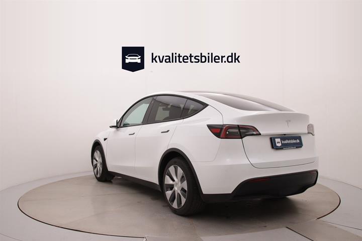 Hvid Tesla Model Y fra 2023