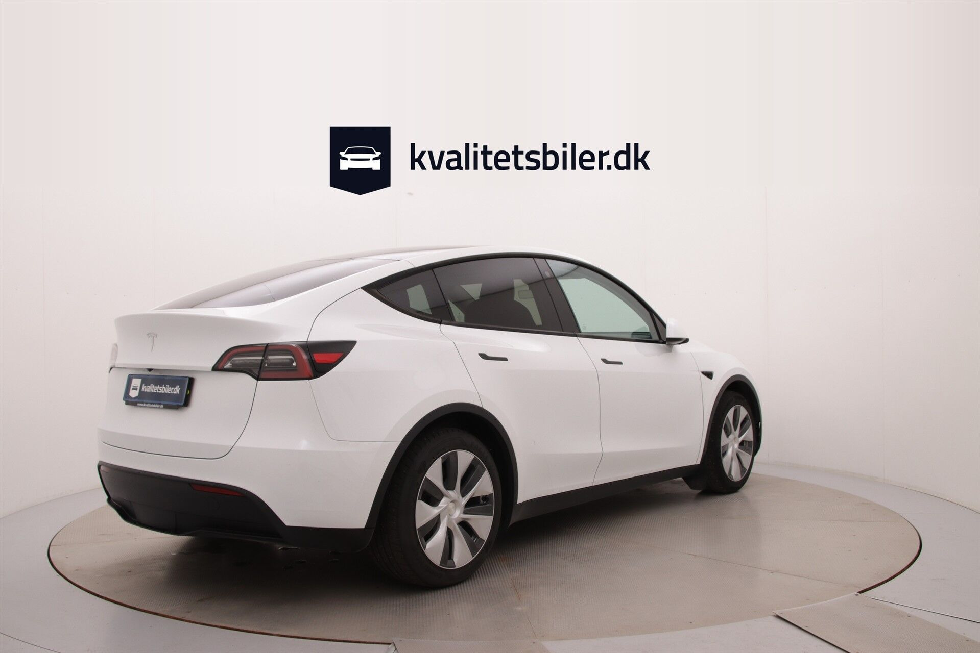 Hvid Tesla Model Y fra 2023
