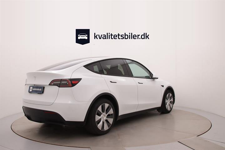 Hvid Tesla Model Y fra 2023