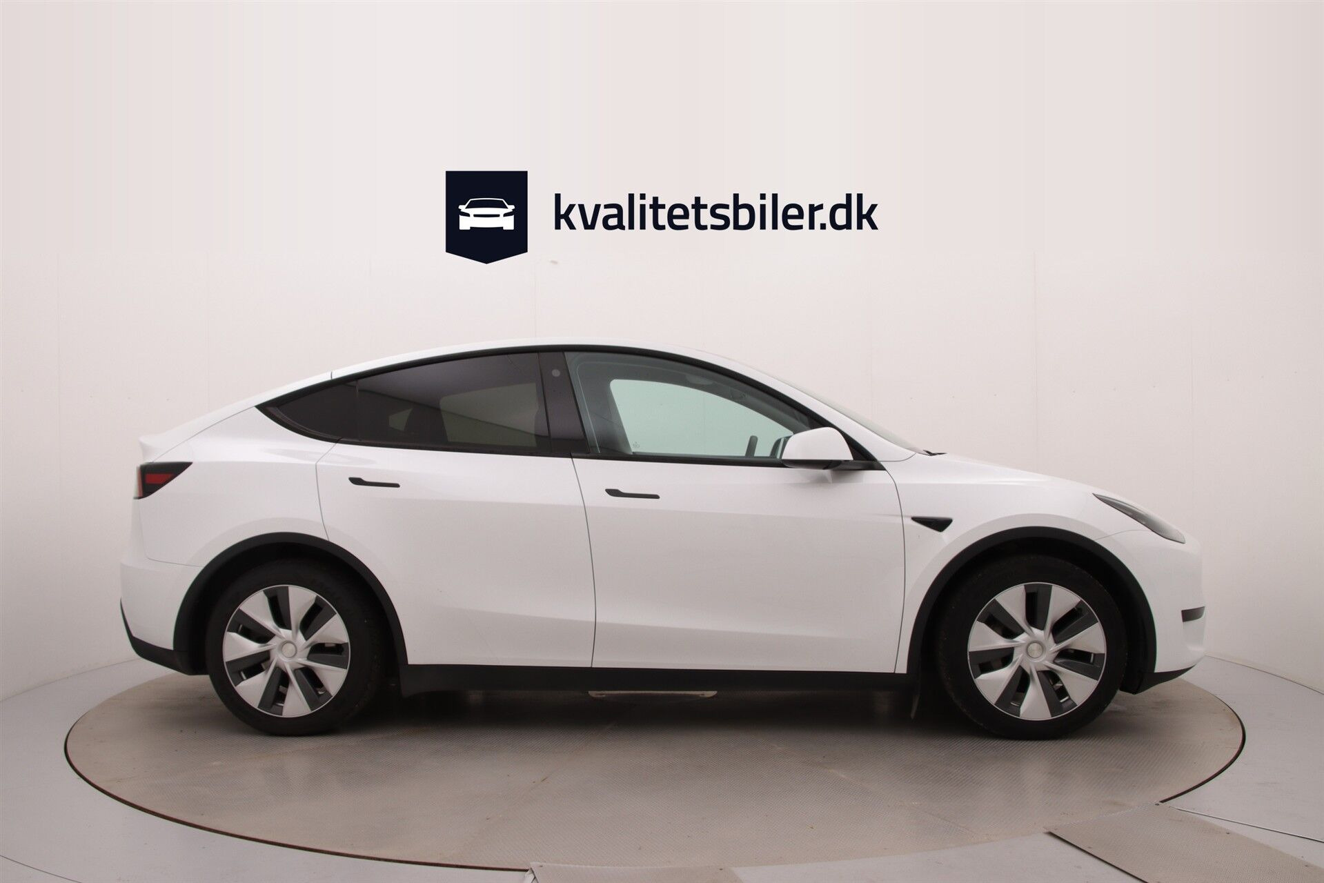 Hvid Tesla Model Y fra 2023