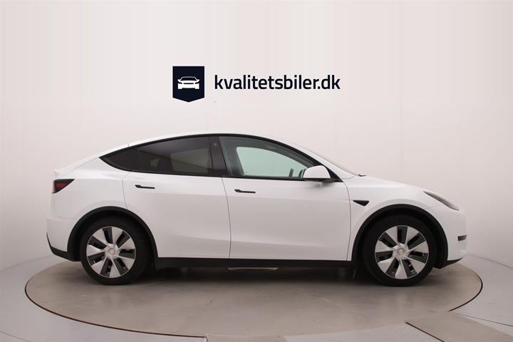 Hvid Tesla Model Y fra 2023