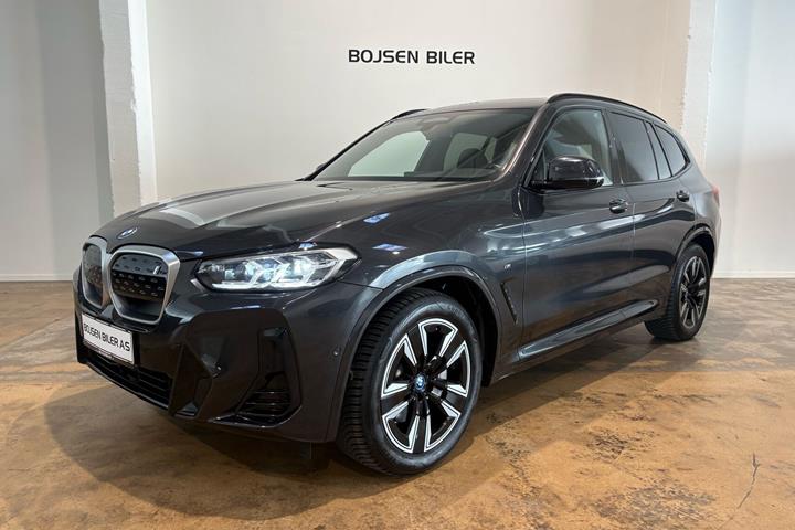Grå BMW iX3 fra 2023 set udefra