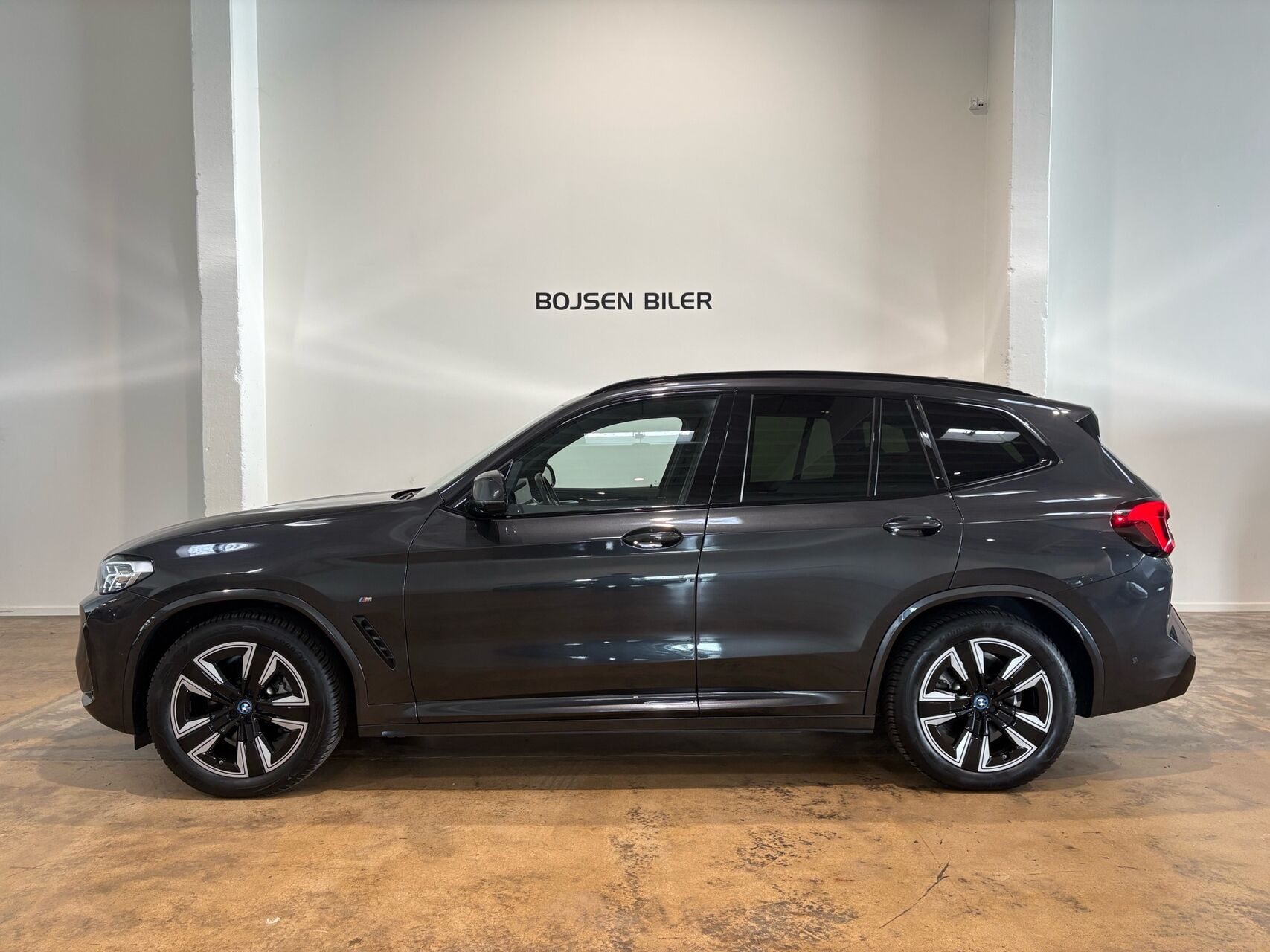 Grå BMW iX3 fra 2023