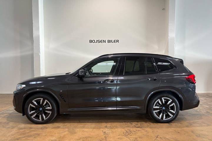 Grå BMW iX3 fra 2023