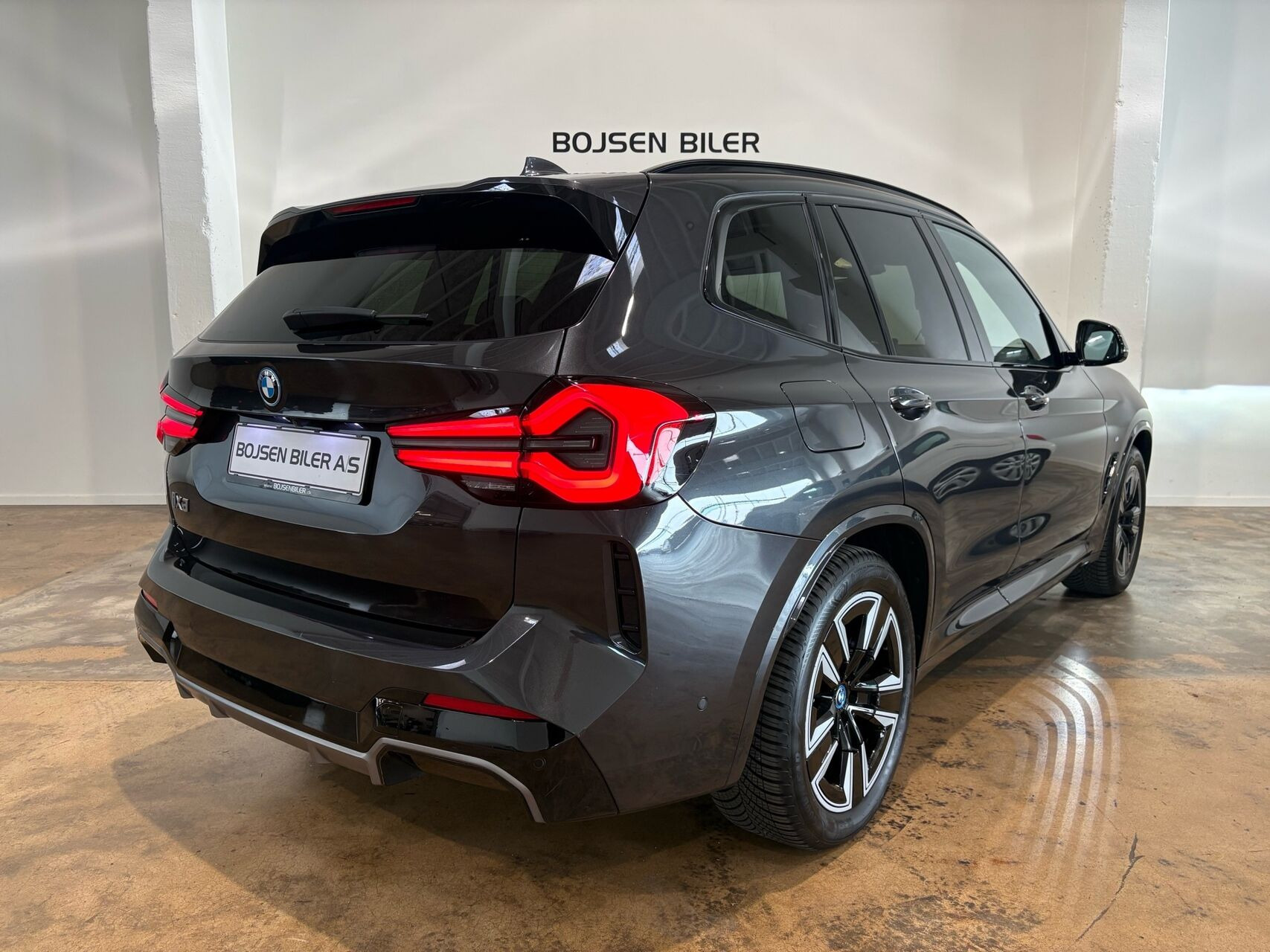 Grå BMW iX3 fra 2023