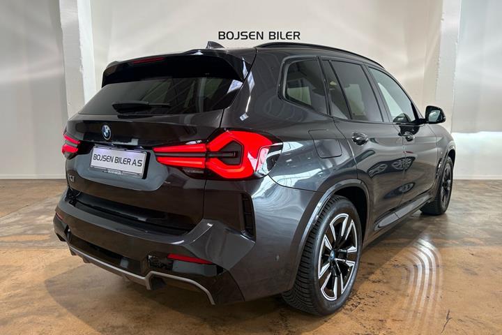 Grå BMW iX3 fra 2023