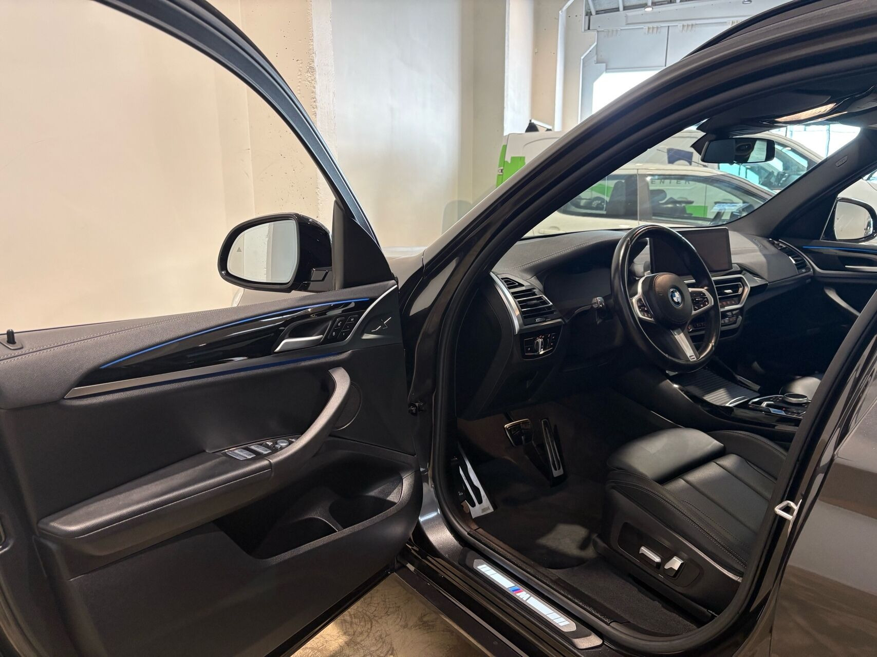 Grå BMW iX3 fra 2023