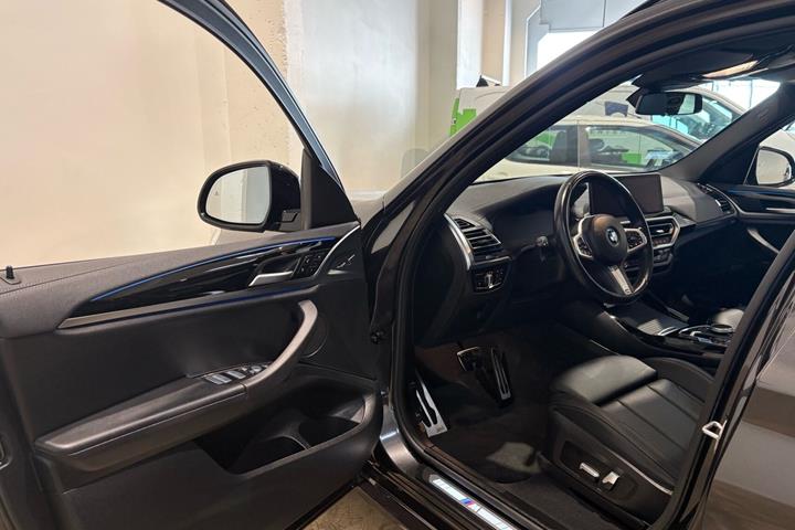 Grå BMW iX3 fra 2023
