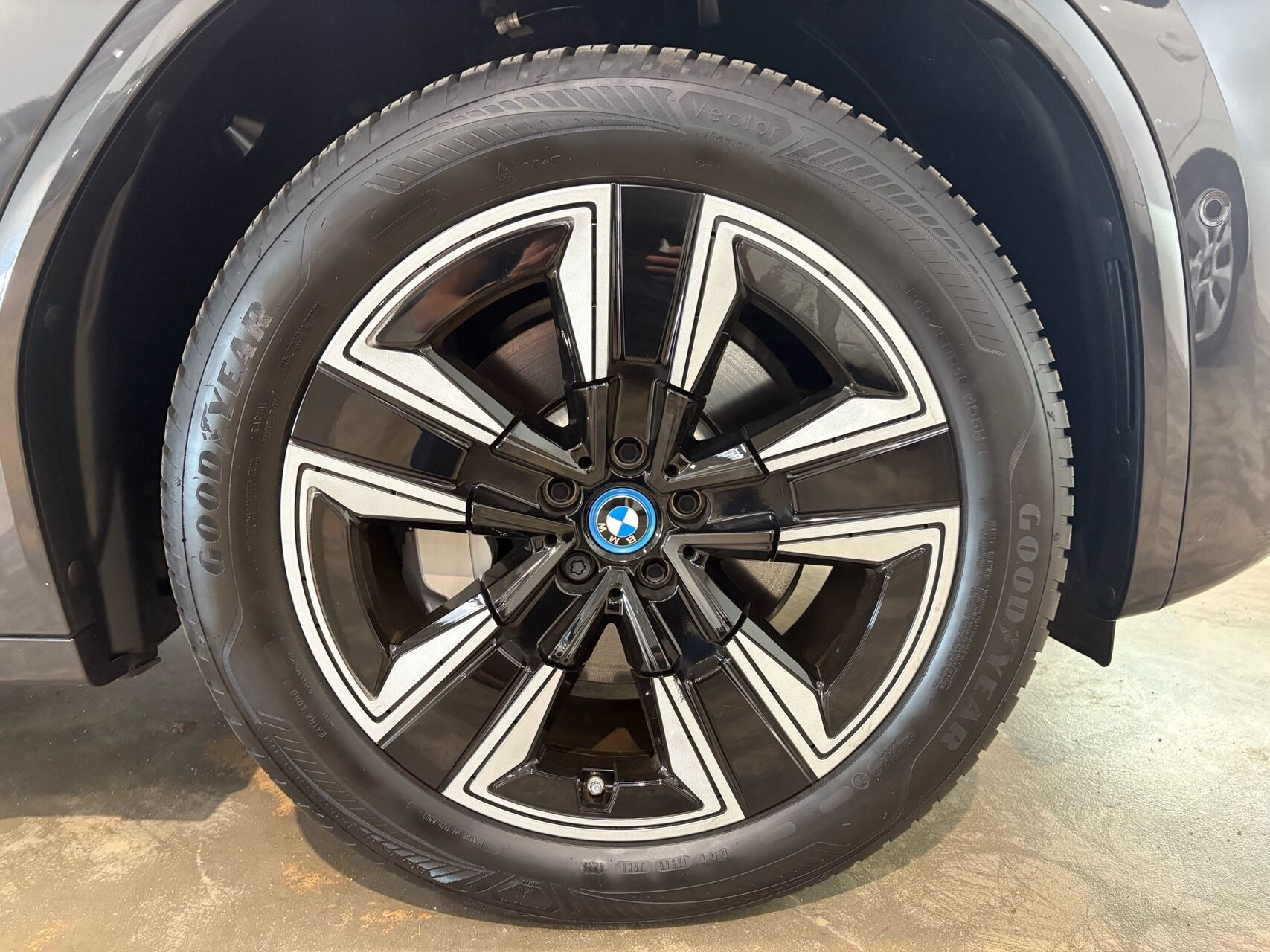 Grå BMW iX3 fra 2023