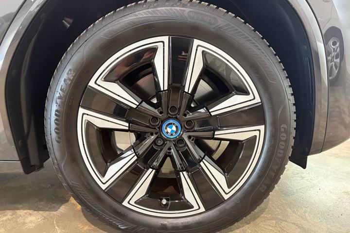 Grå BMW iX3 fra 2023