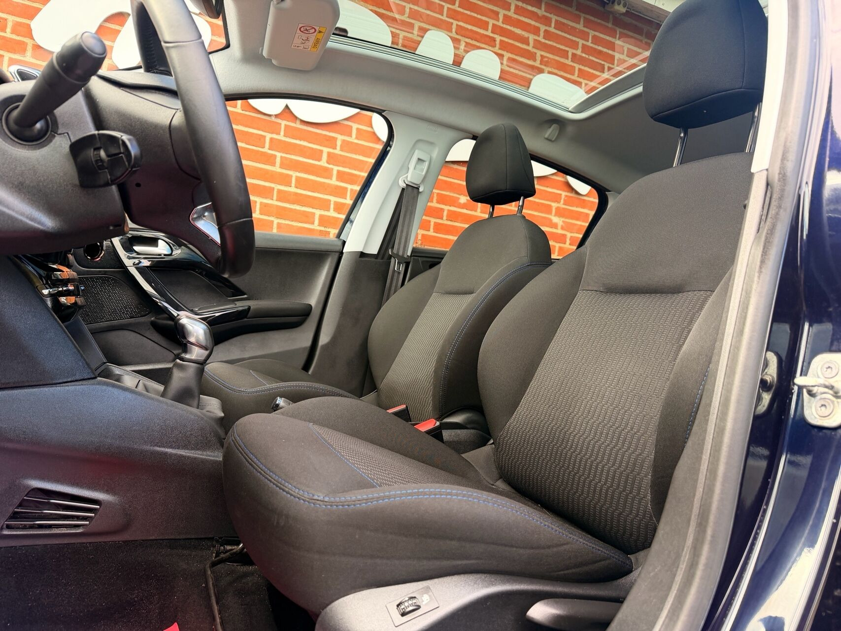Blå Peugeot 208 fra 2018