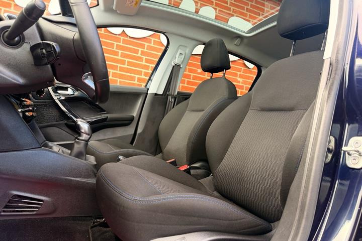 Blå Peugeot 208 fra 2018