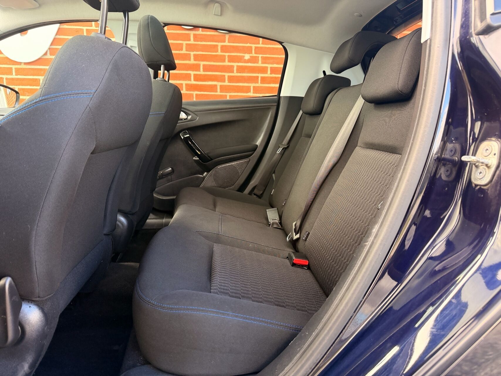 Blå Peugeot 208 fra 2018