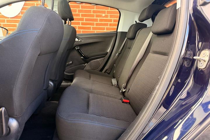 Blå Peugeot 208 fra 2018