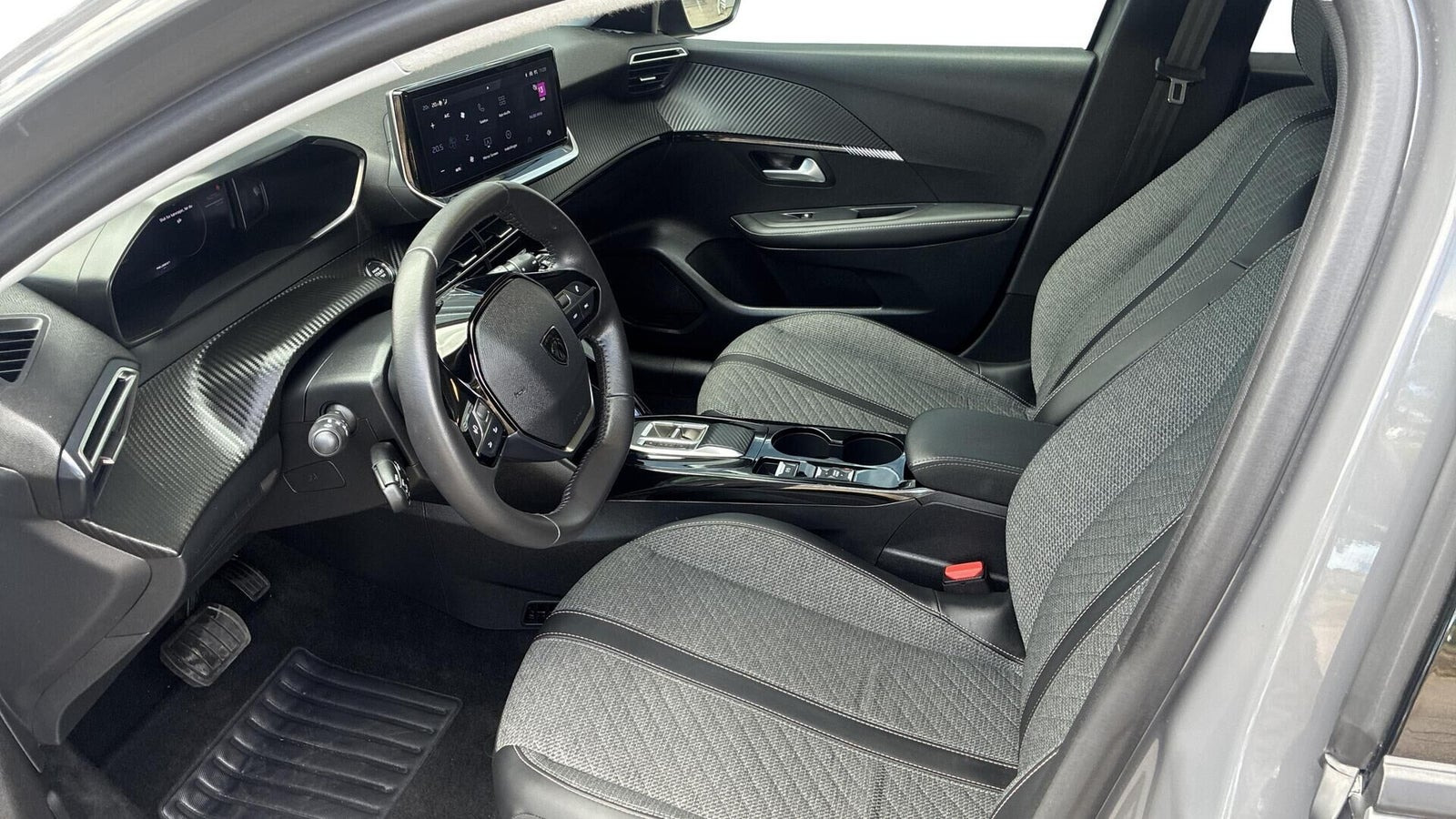Grå Peugeot e-208 fra 2024