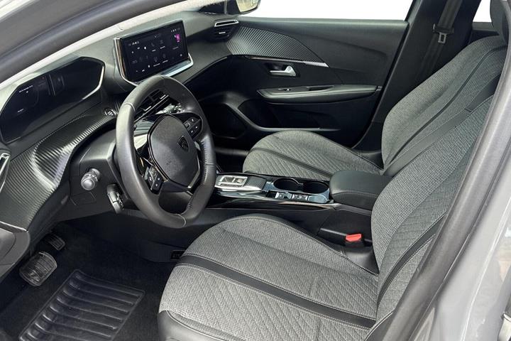 Grå Peugeot e-208 fra 2024