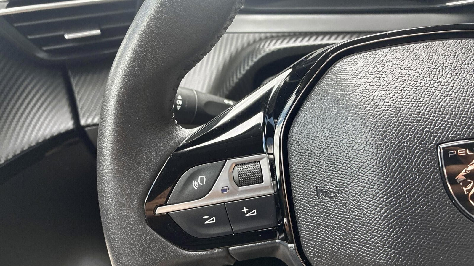 Grå Peugeot e-208 fra 2024