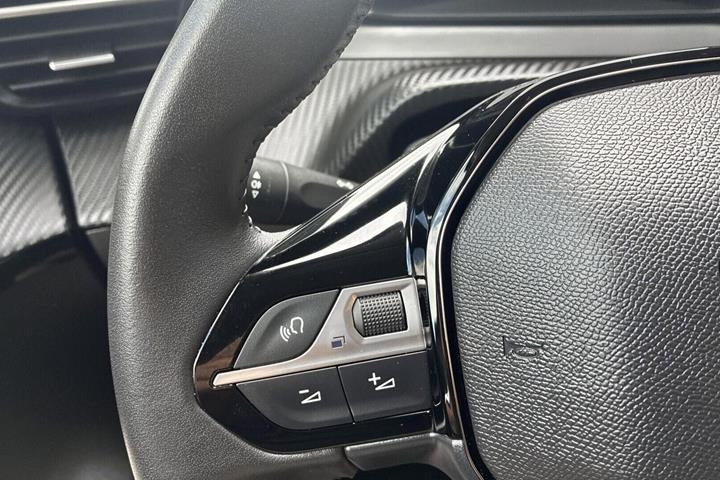 Grå Peugeot e-208 fra 2024