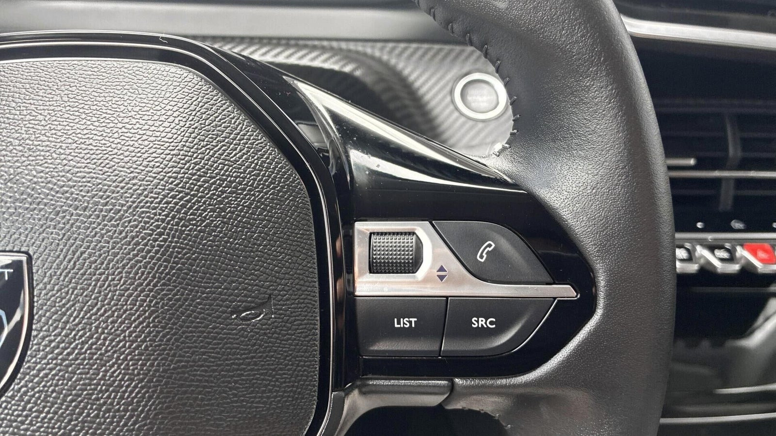 Grå Peugeot e-208 fra 2024