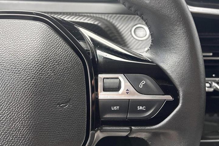 Grå Peugeot e-208 fra 2024