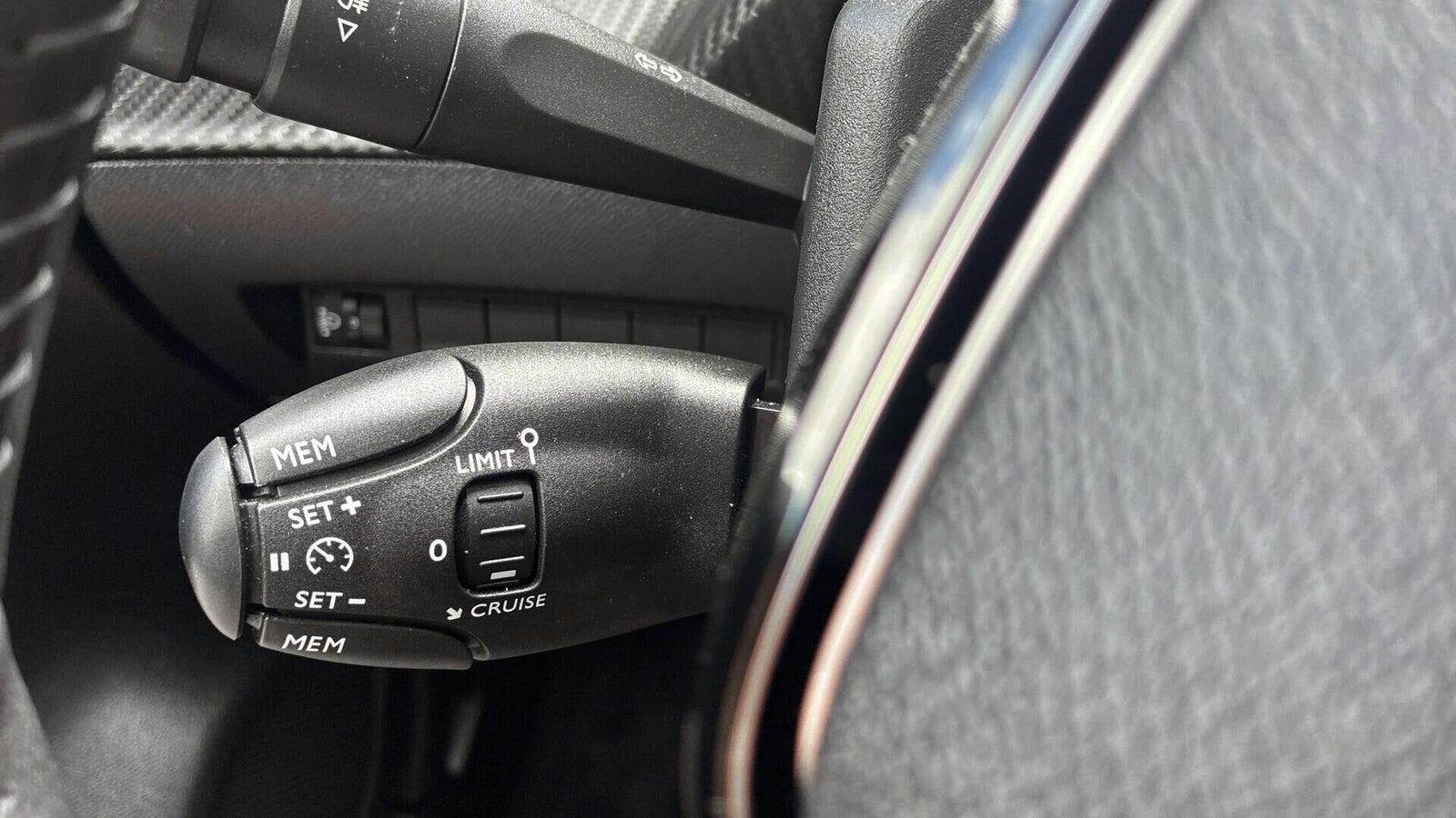 Grå Peugeot e-208 fra 2024