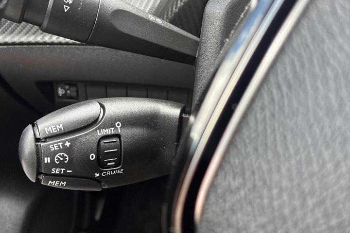Grå Peugeot e-208 fra 2024